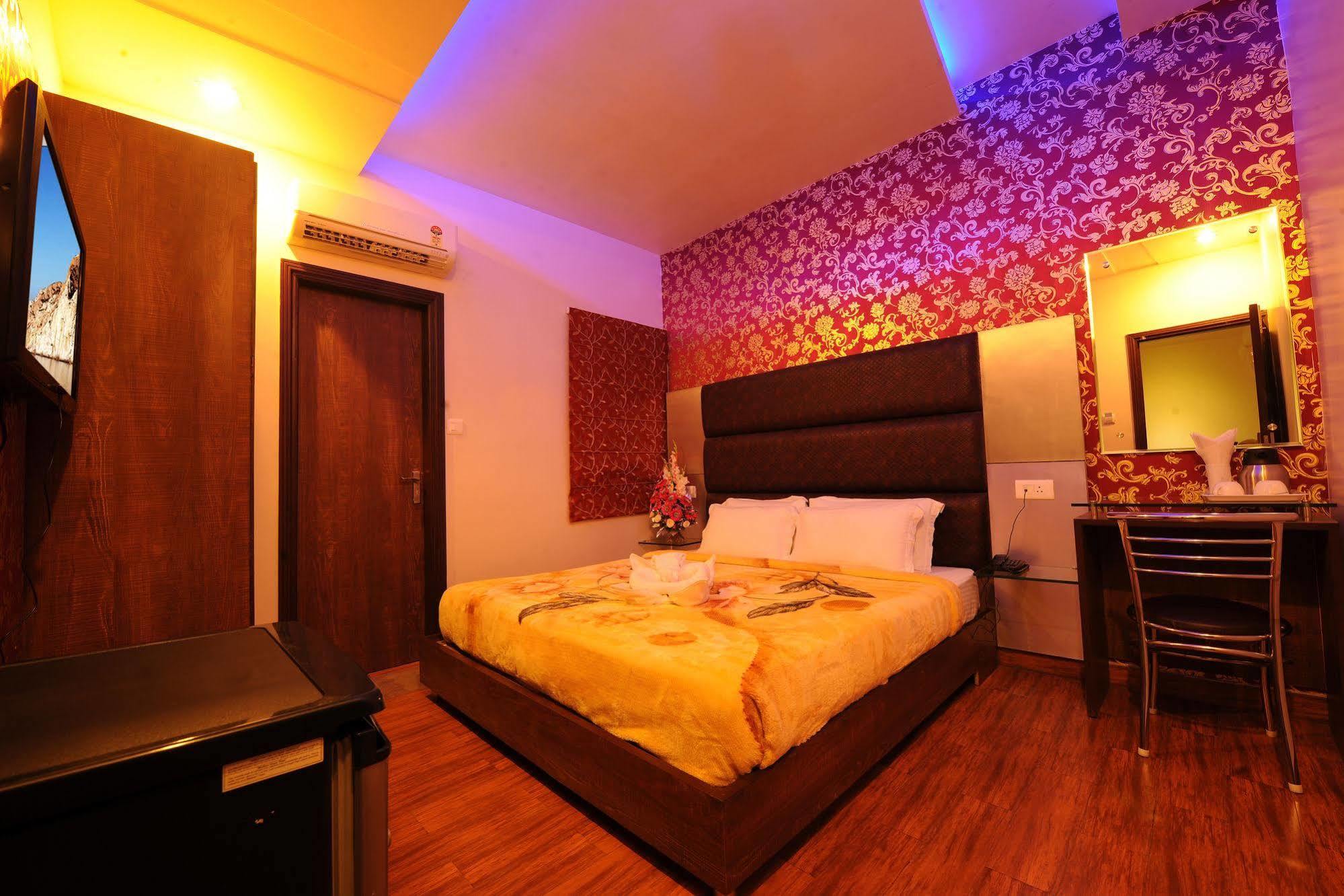 אמריצר Hotel Pearl Inn & Suites מראה חיצוני תמונה
